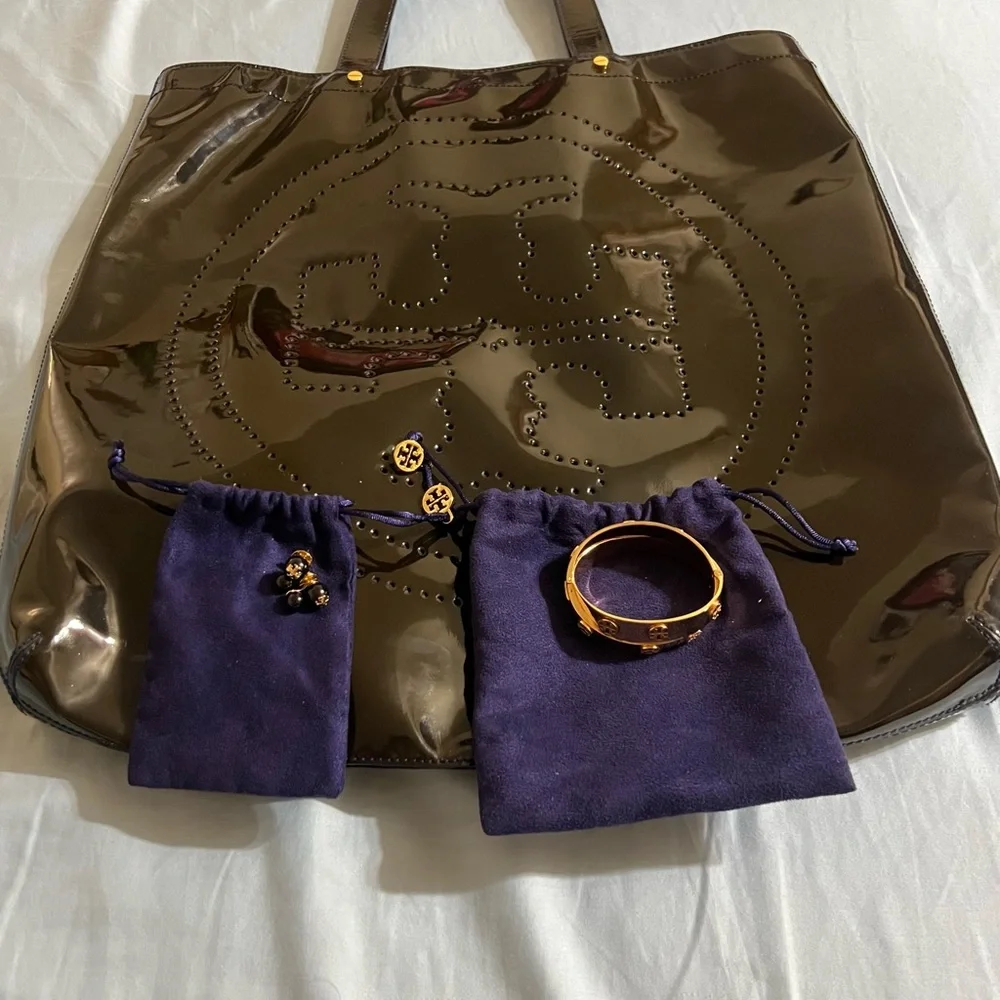 TORY BURCH Style No. 11075807 Patent Leather Tote Black/Navy Lining